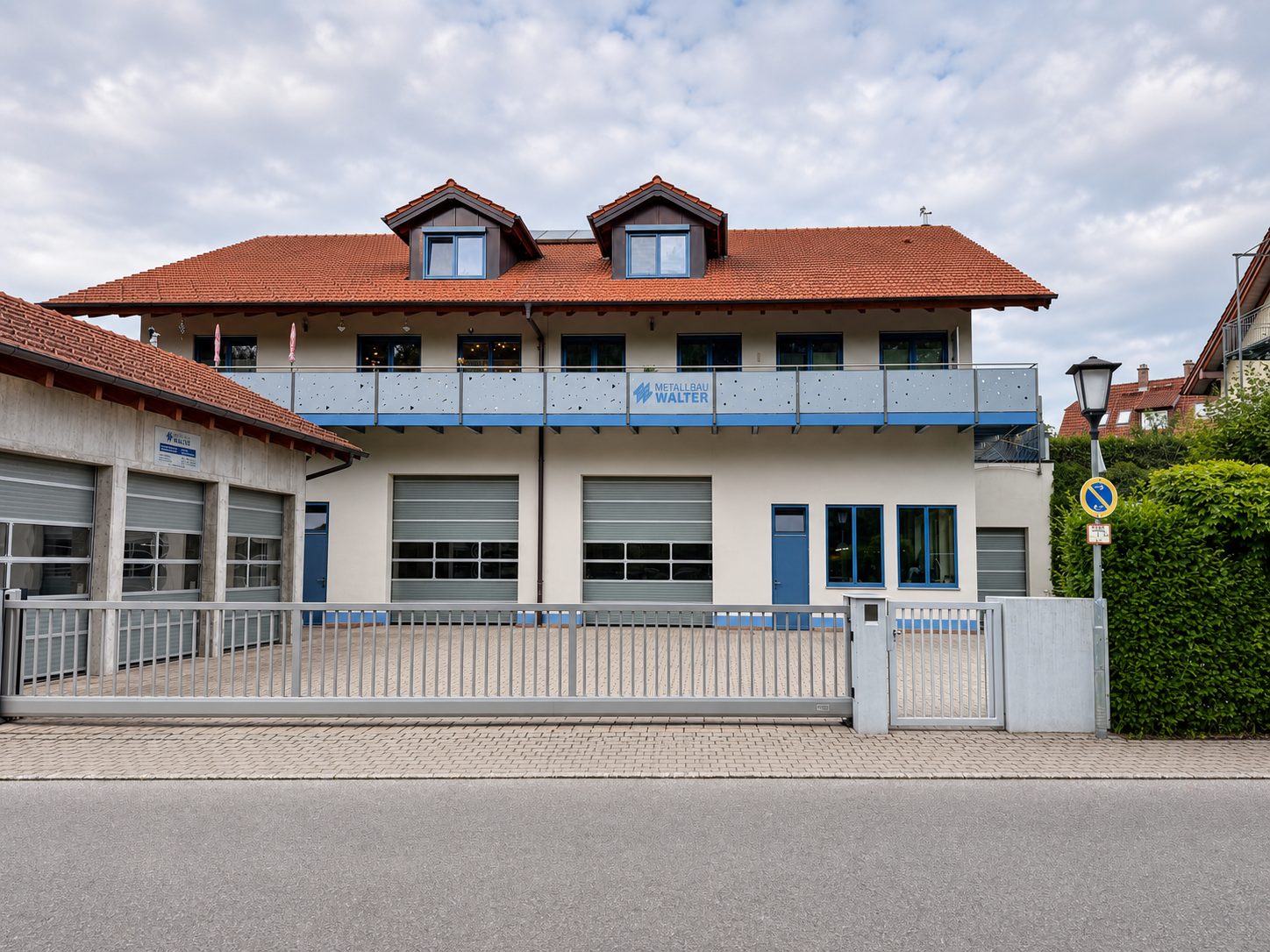 Außenansicht des Betriebsgebäudes von Metallbau Walter in Feldafing