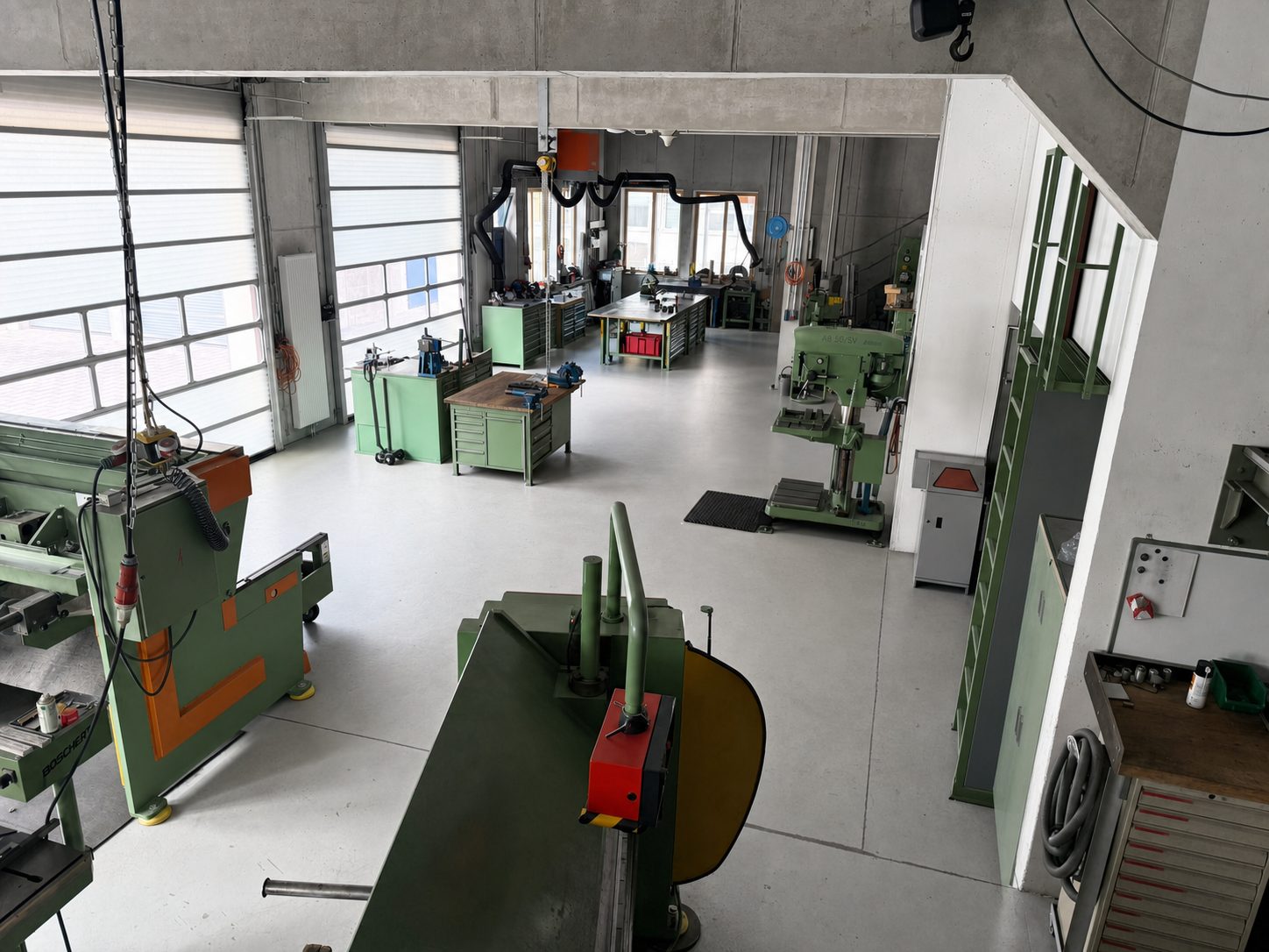Werkstatthalle mit Ständerbohrmaschine, Abkantbank und Werkbänken