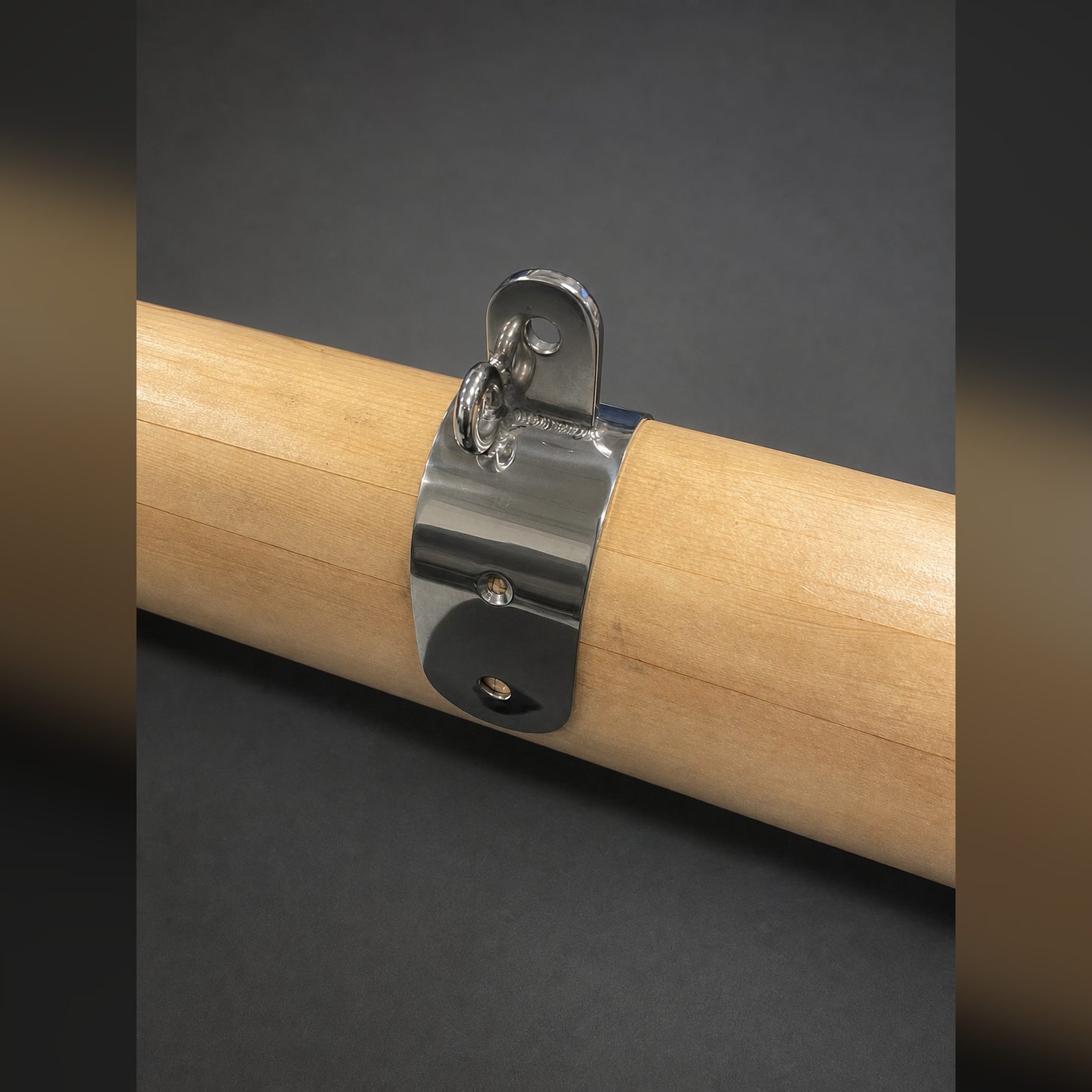 Edelstahl-Mastband an einem Rundholz