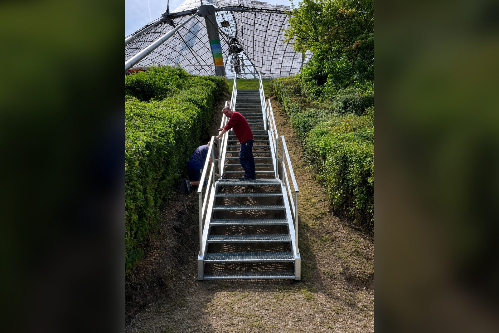 Monteur richtet die eingebaute Treppe aus
