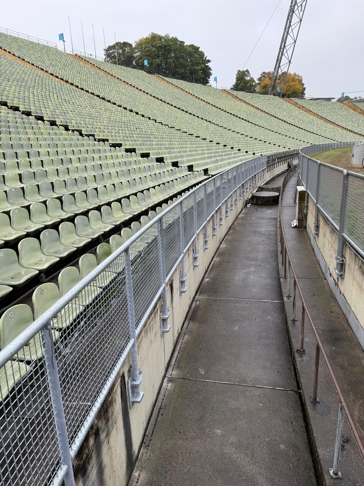 Geschwungenes Geländer entlang einer Stadiontribüne
